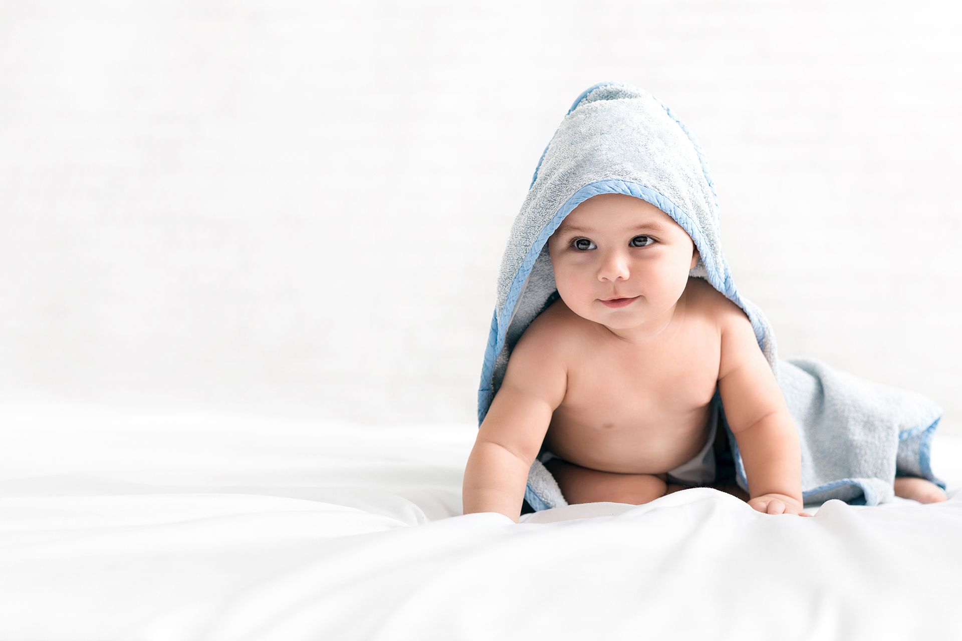 Baby mit Kapuzenhandtuch ,© iStock/Prostock-Studio